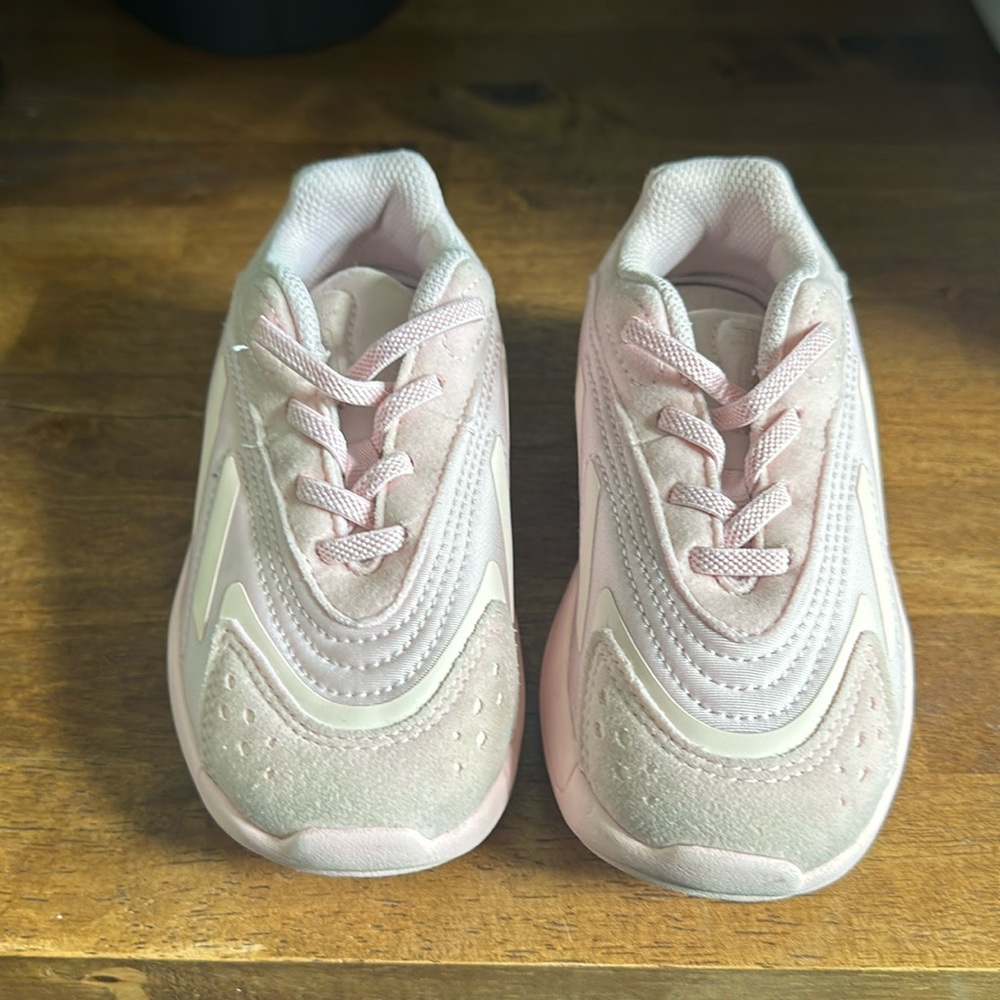 Toddler girls size 9 Adidas pink. Very good used condition.